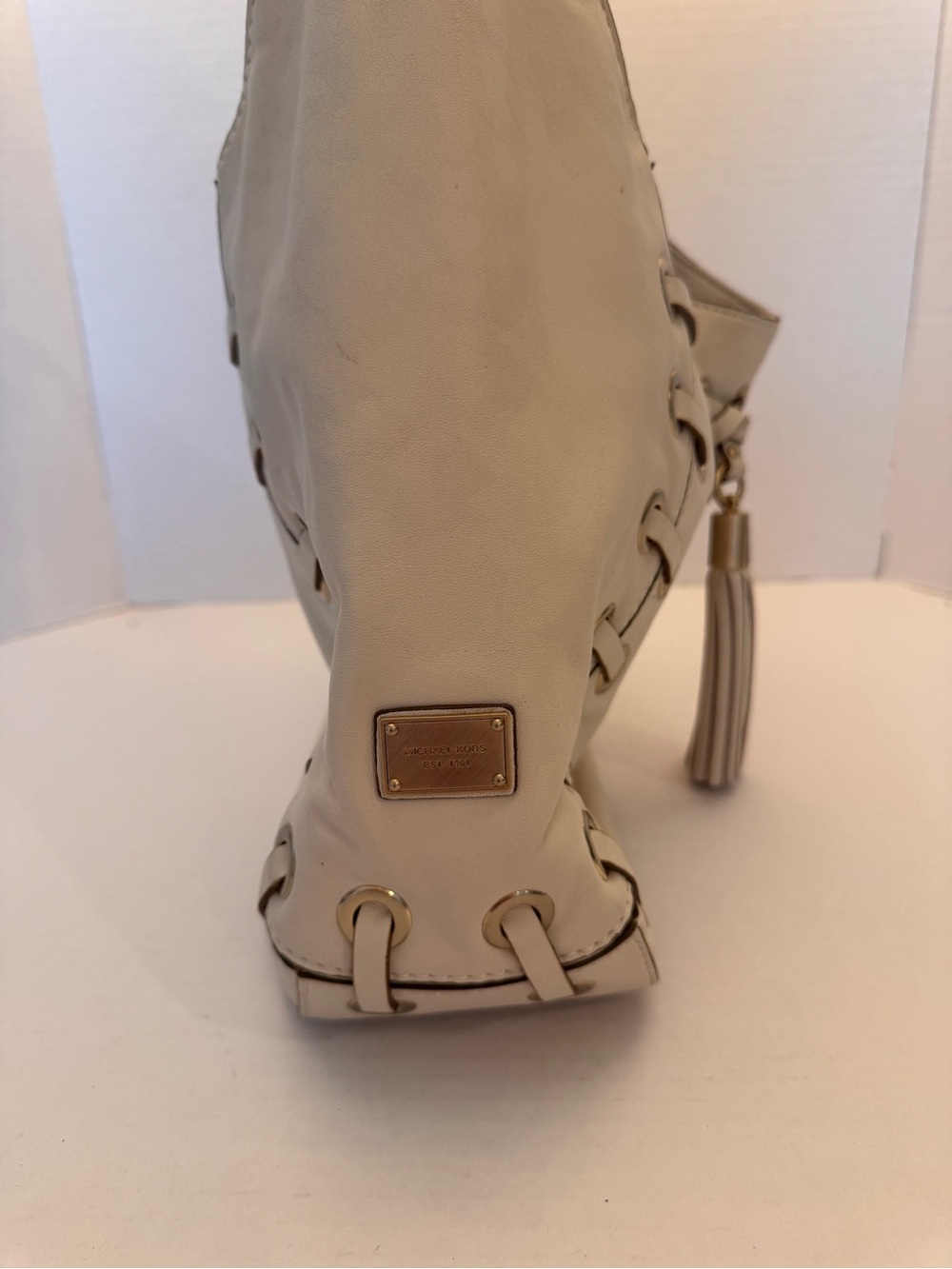 Michael Kors Astor Grommet Hobo Shoulder Leather Bag Purse Ivory Baseball - Picture 6 of 13